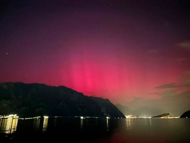 Il cielo rosso incendia la notte della Lombardia: ecco le foto dell’aurora boreale