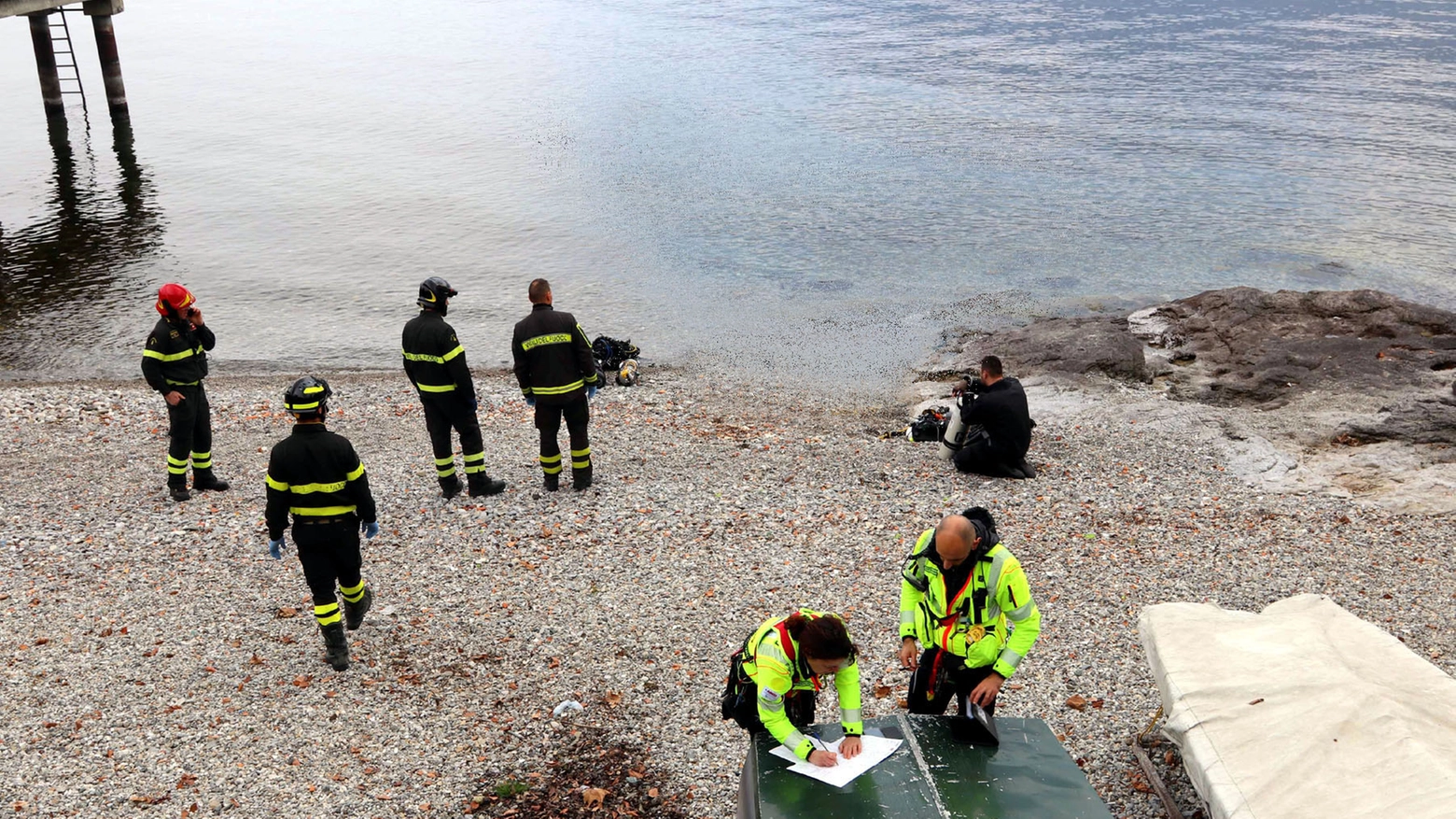 Alcuni soccorritori sulla riva del lago di Como a Mandello (Foto d'archivio)