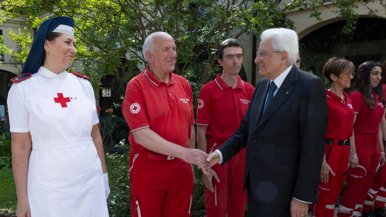 Il Presidente della Repubblica Sergio Mattarella saluta i volontari della CRI e rappresentanti del corpo militare volontario, in occasione del 160° anniversario, Castiglione delle Stiviere (Mantova)