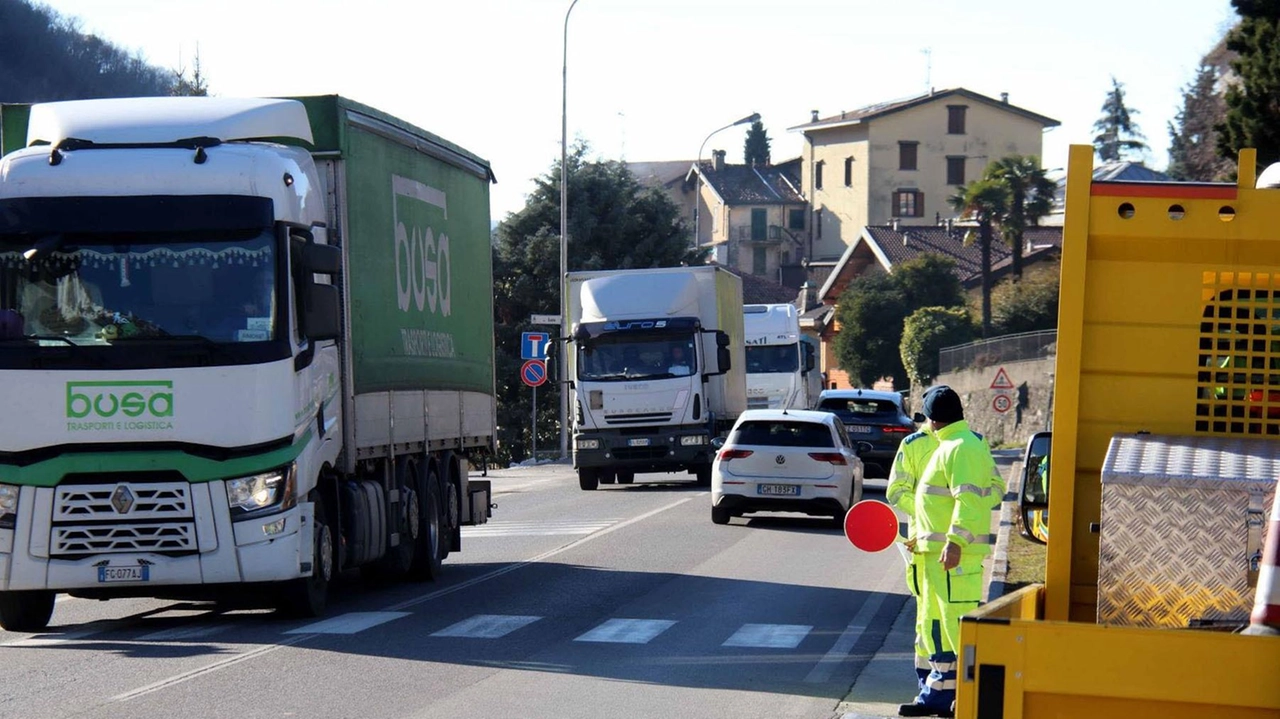 I lavori sulla vecchia Lecco-Ballabio Sulla sp62 è già stato istituito un senso unico alternato provvisorio per un altro intervento