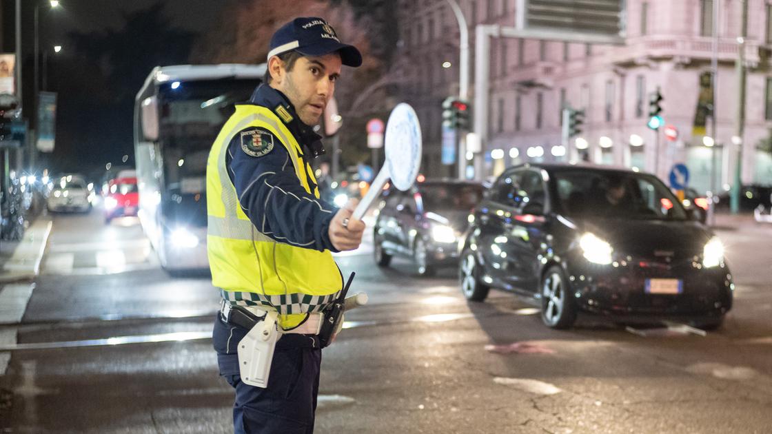 Ghisa di prossimità in strada, in azione 216 vigili al giorno: più polizia locale nei quartieri