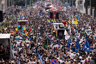 Milano Pride 2024, la grande marcia arcobaleno. Slogan e sorrisi, balli e sfottò: “L’amore non si discrimina”