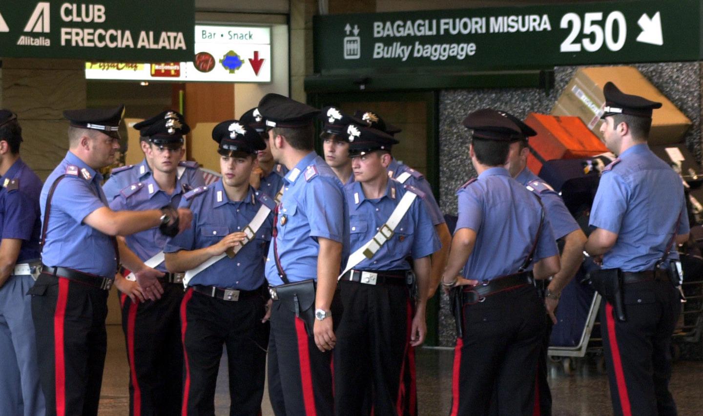 Atterra a Malpensa con la compagna a cui non doveva avvicinarsi, e col braccialetto elettronico alla caviglia: fermato dai carabinieri