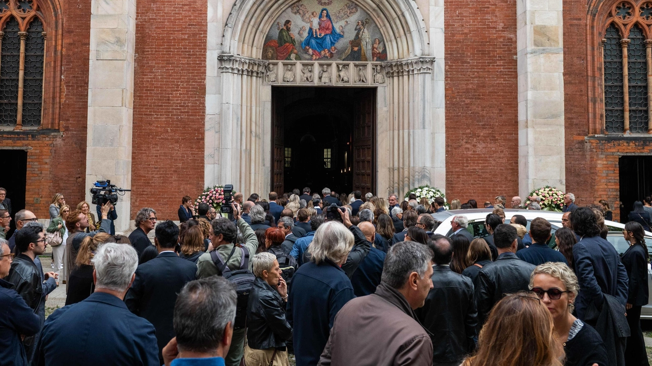 Nel cuore di Brera i funerali dell’architetta e volto tv icona dell’immobiliare morta di tumore. Le parole del marito. Per lei amici, imprenditori e semplici cittadini. Lo chef borghese: "Perdo un’amica".