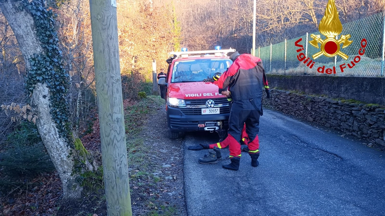 Le operazioni di recupero del corpo del motociclista volato giù da una scarpata