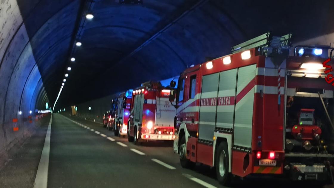 Autobus bloccato in galleria per maltempo a Bormio: ore di paura per 37 persone a bordo
