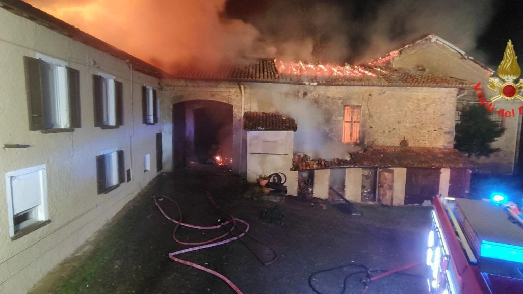 Un'impressionante immagine dell'incendio scoppiato questa notte