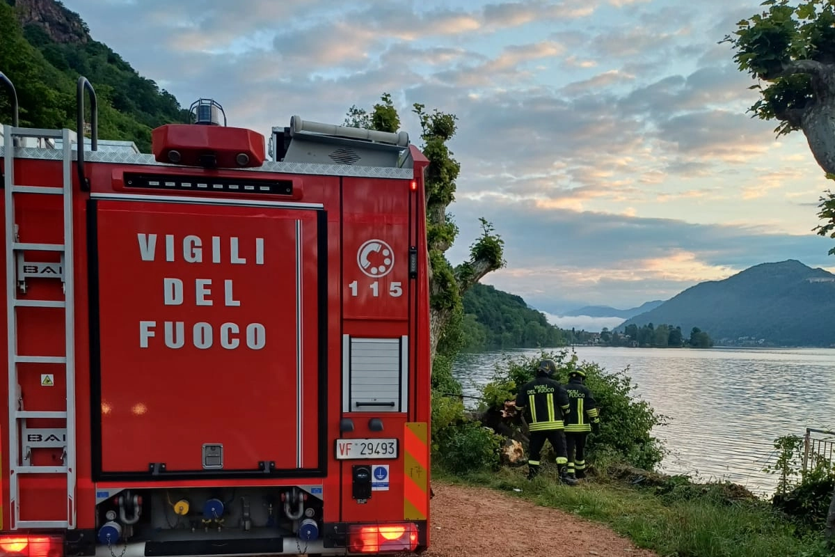 I vigili del fuoco intervenuti a Brusimpiano dove un'automobile con a bordo due ventenni è finita nel Lago di Lugano
