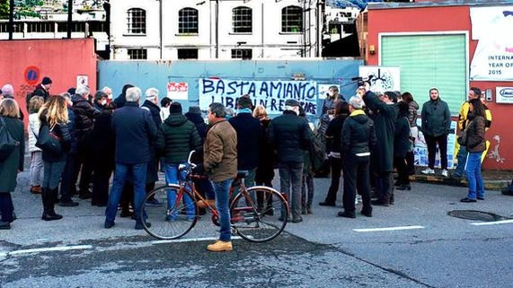 Uno dei tanti presidi degli operai della Leuci che tentavano di salvare il posto di lavoro