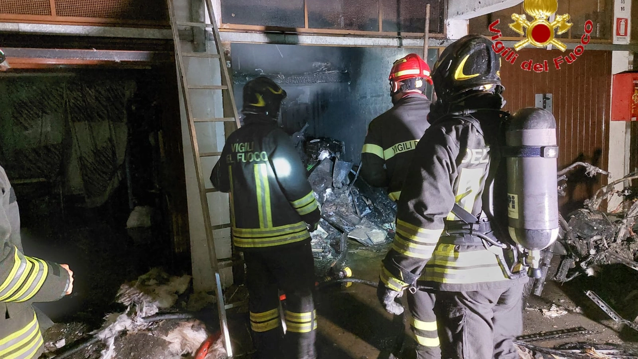 Como, l'incendio nel box del condominio di via Venturino