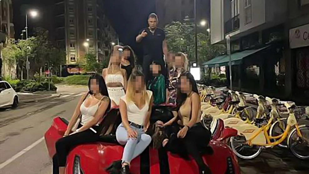 Davide Lacerenza, 60 anni, sulla Ferrari con alcune delle ragazze che lo accompagnavano sui social