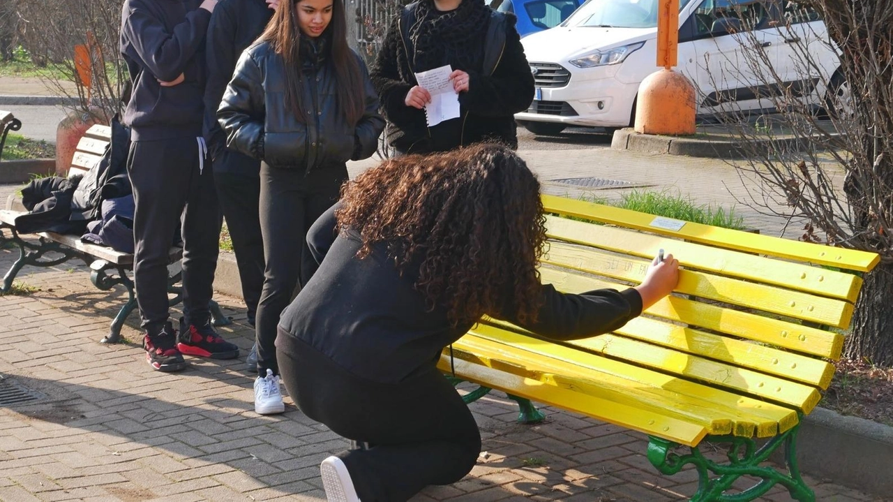 L’inaugurazione della Panchina Gialla in piazza a Canegrate per la lotta a ogni forma di bullismo