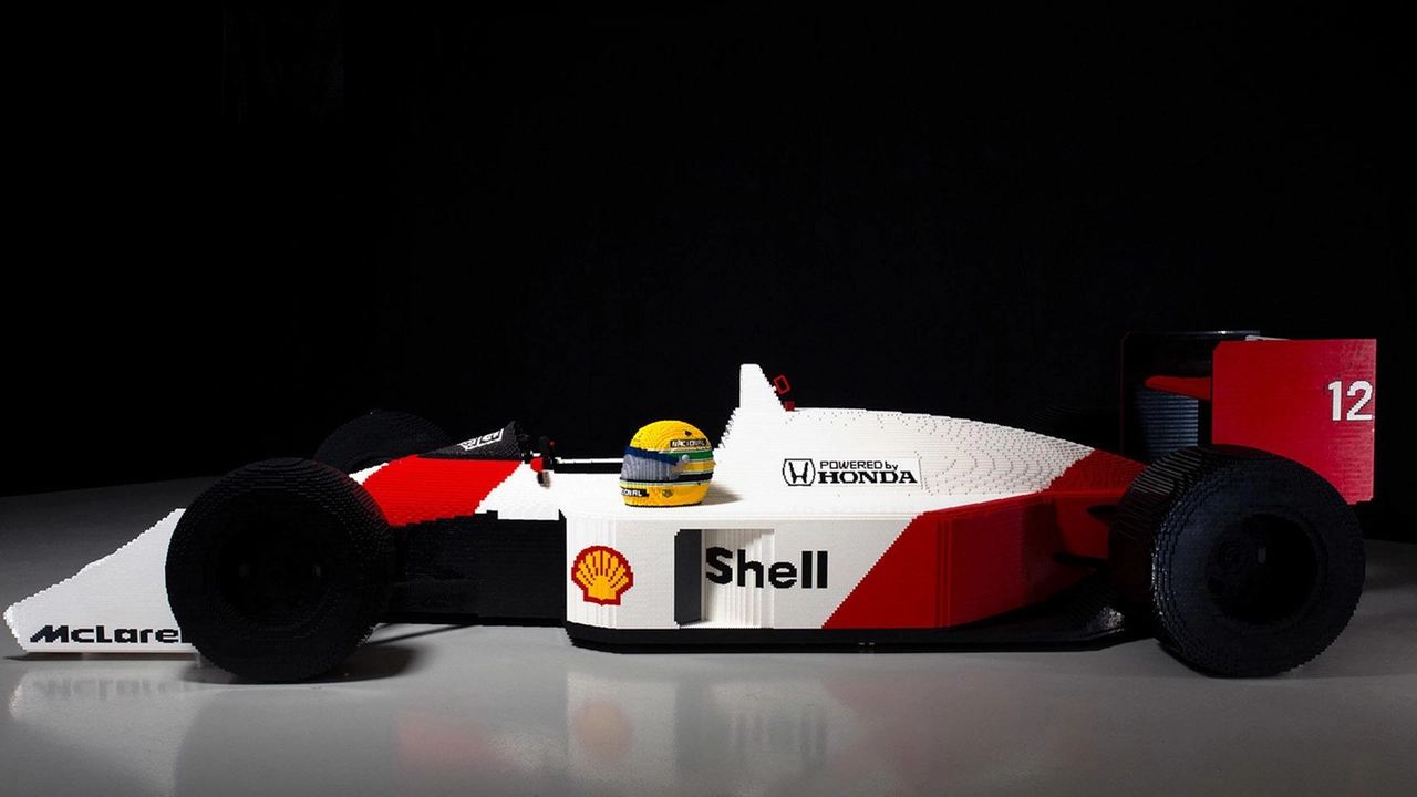 Il mito di Ayrton Senna rivive con la replica in Lego della McLaren Mp4/4 del 1988 a Monza, omaggiata in occasione dei 30 anni dalla sua scomparsa. Un'opera d'arte in scala 1:1 esposta tra Monza e Milano, accompagnata da altre creazioni Lego e una mostra dedicata al pilota brasiliano.