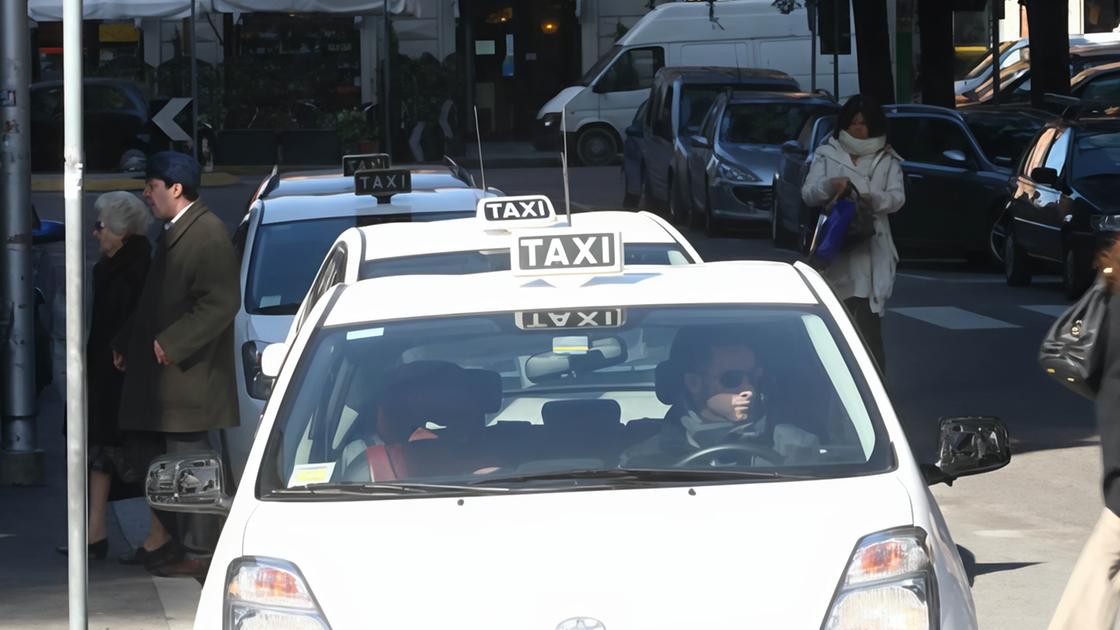 Pochi taxi, rebus senza soluzione. Il Comune: "Abbiamo le mani legate"