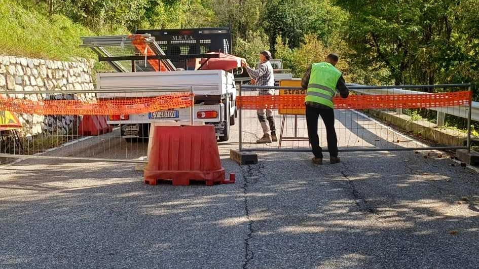 Una frana ha chiuso la provinciale 59 tra Barghe e Provaglio Val Sabbia. Danni all'acquedotto di Cesane, risolti con un bypass. Intervento in corso per ripristinare la strada con una berlinese di micropali.