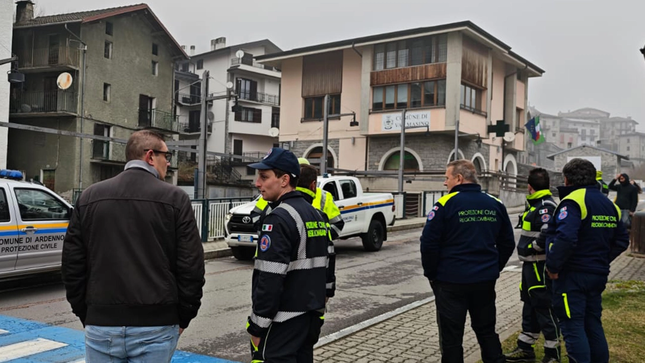 Gli uomini della Protezione civile nella frazione di Cataeggio