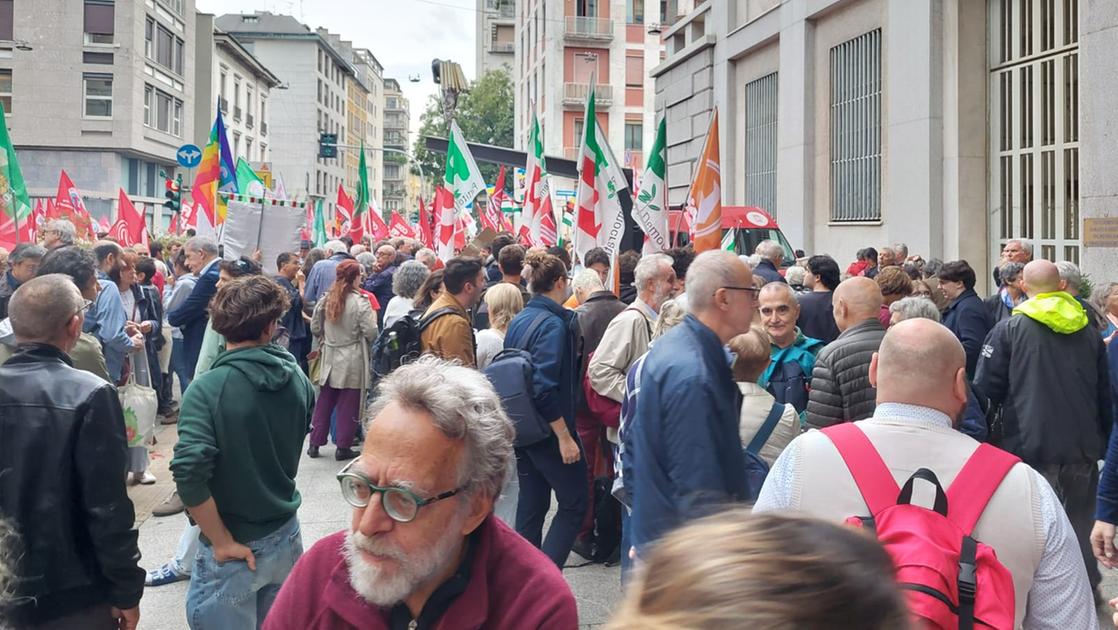 Ddl Sicurezza, presidio a Milano: in centinaia davanti alla prefettura