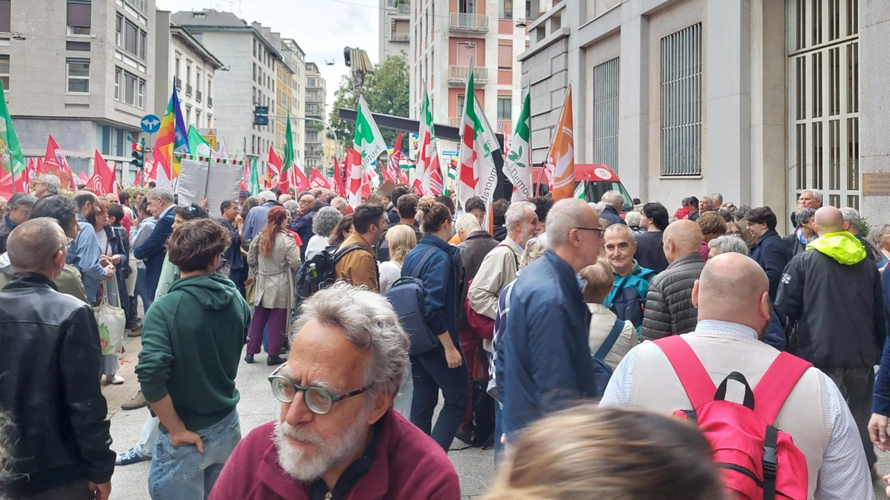 I manifestanti davanti alla Prefettura di Milano