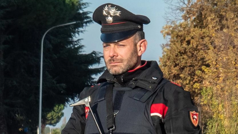 I carabinieri avvertiti dai residenti hanno arerstato un flagranza un uomo che ripuliva auto in sosta