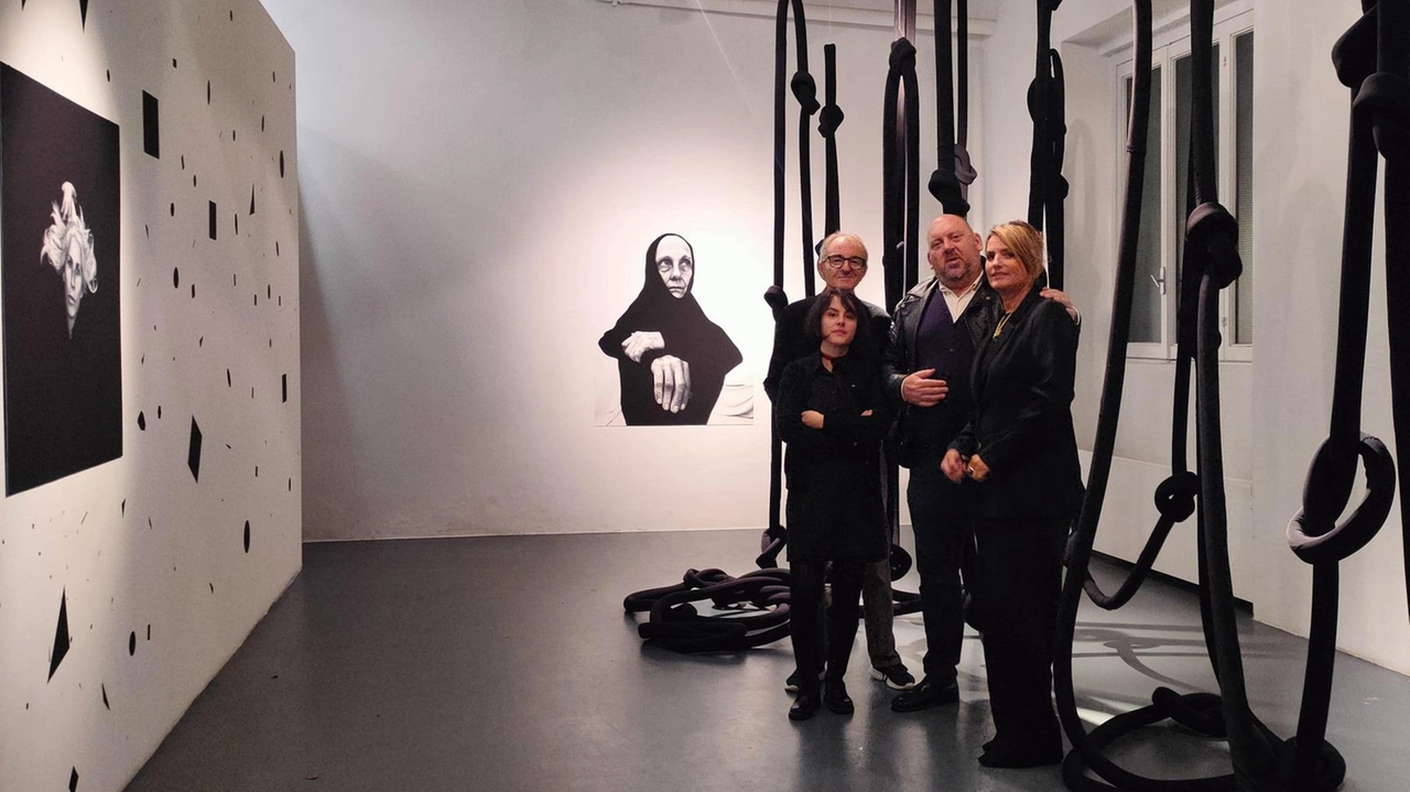 Il curatore della mostra Davide Di Maggio con le artiste Nerina Toci Julia Bornefeld e il gallerista Maurizio Caldirola