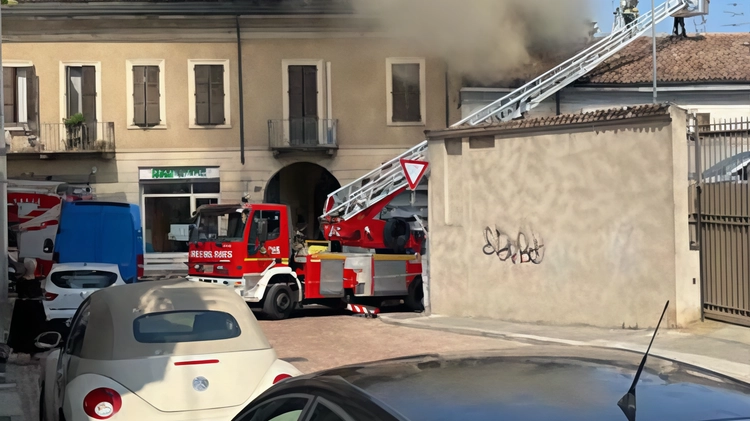 Il sottotetto a fuoco in corso Adda e i pompieri in azione