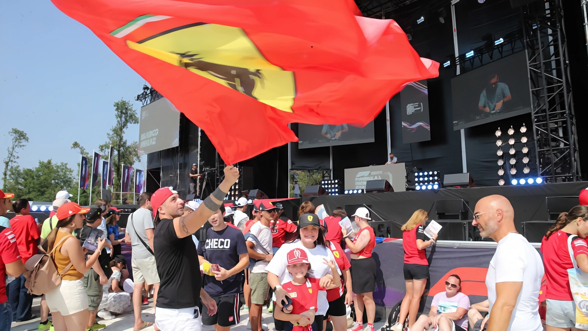 La festa di tutti. Tifosi e intere famiglie gratis alla Fan zone per un assaggio di Gp