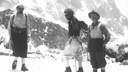 Mentre la carovana di Ardito Desio si preparava a conquistare la seconda montagna della terra, una piccola spedizione nata alla Scuola di alpinismo del Cai Milano puntava al ‘cuore di tenebra’ del Nepal occidentale