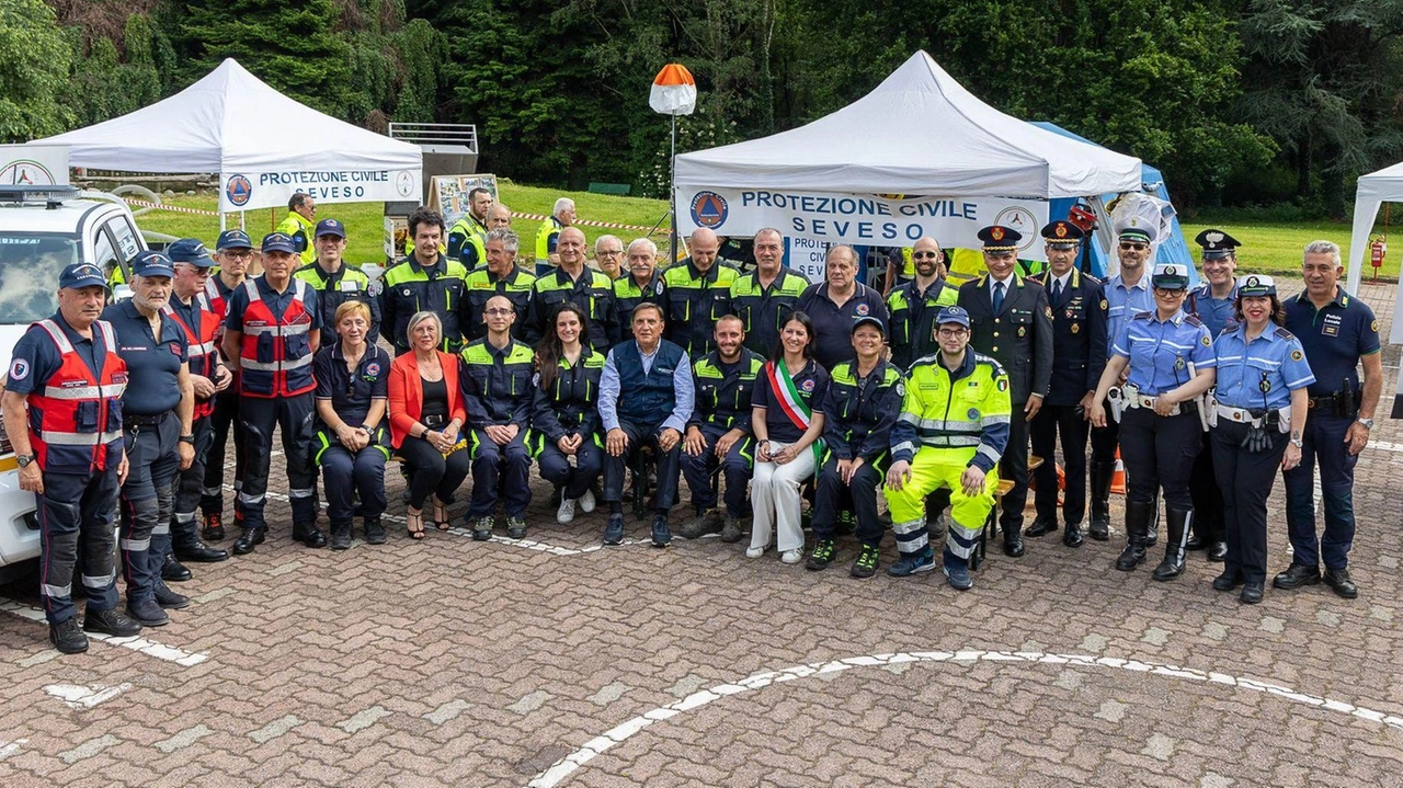 Il gruppo comunale di protezione civile con il nuovo direttivo e la sindaca Alessia Borroni