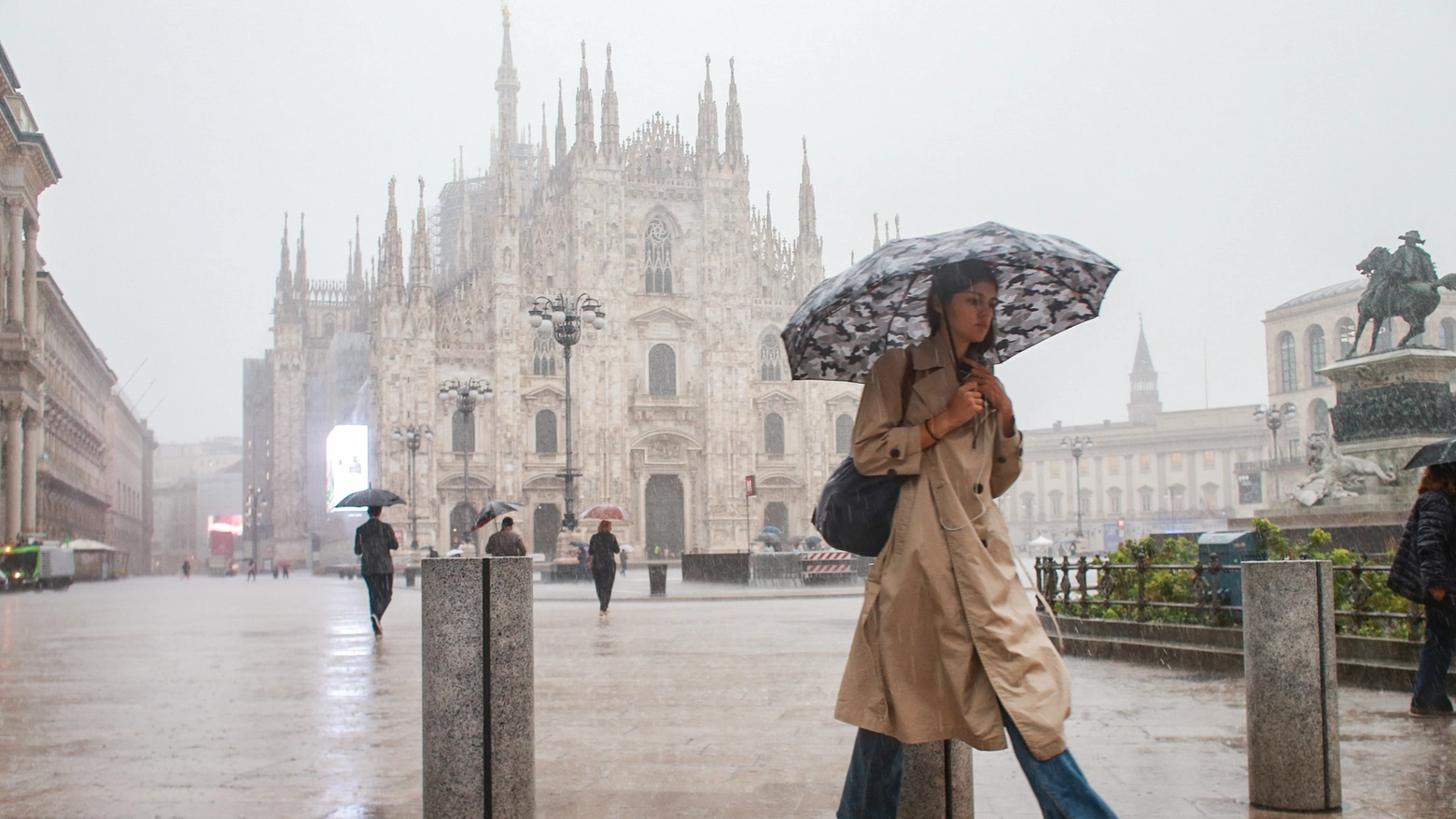 Il temporale in piazza Duomo (foto Canella)