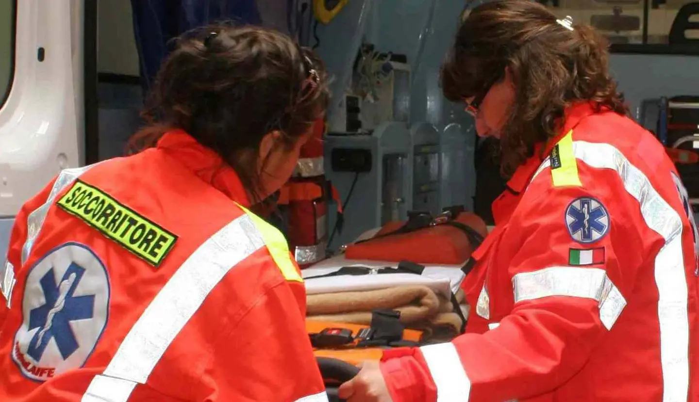 Curtatone, auto esce di strada e si schianta contro un albero: grave il conducente