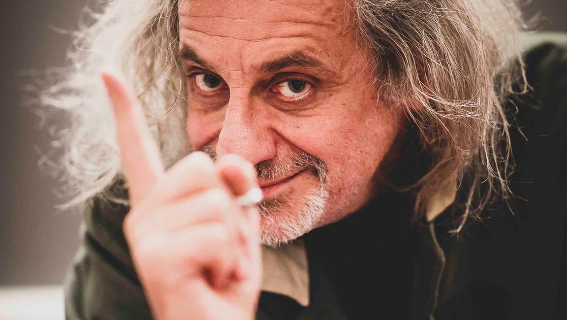 Alessandro Bergonzoni, tra “altrismo” e “congiungivite”: oltre la realtà, fuori da social e tv