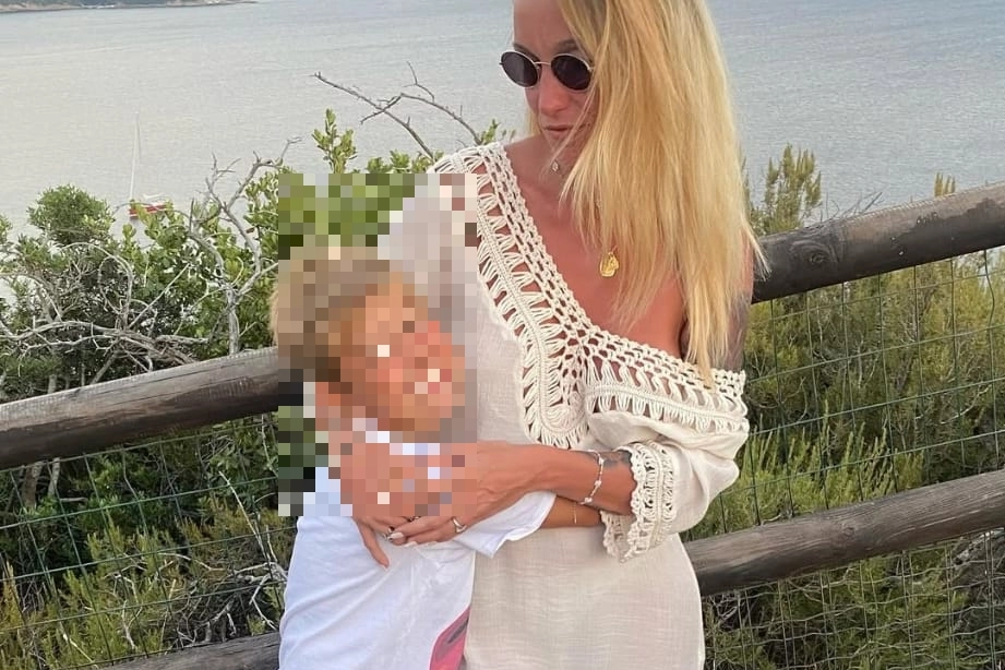 Stella Boggio assieme al figlio durante una vacanza all'isola d'Elba