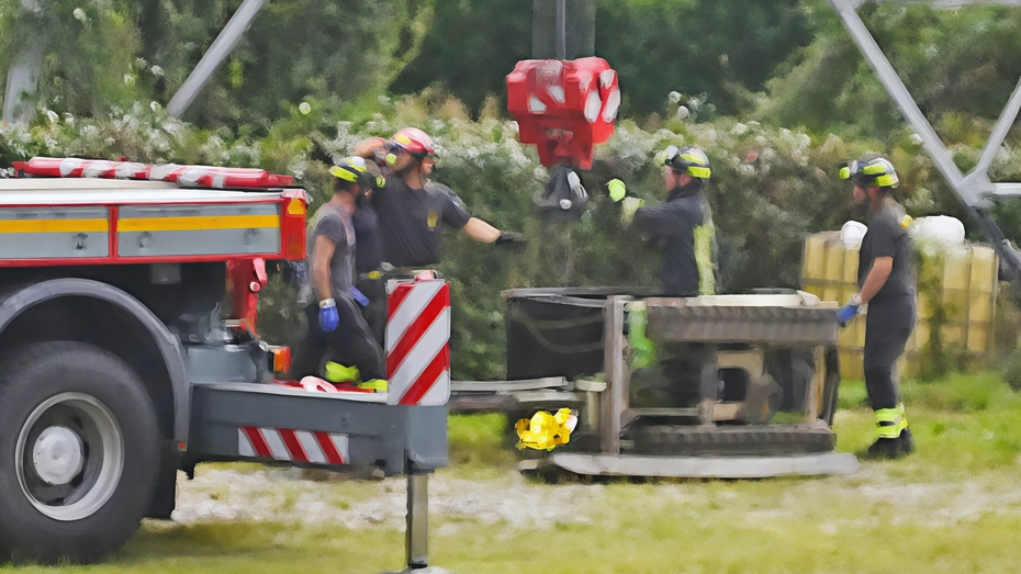 Tragedia a Dalmine. Spinta sul camion la ruspa si ribalta. Ucciso un 58enne