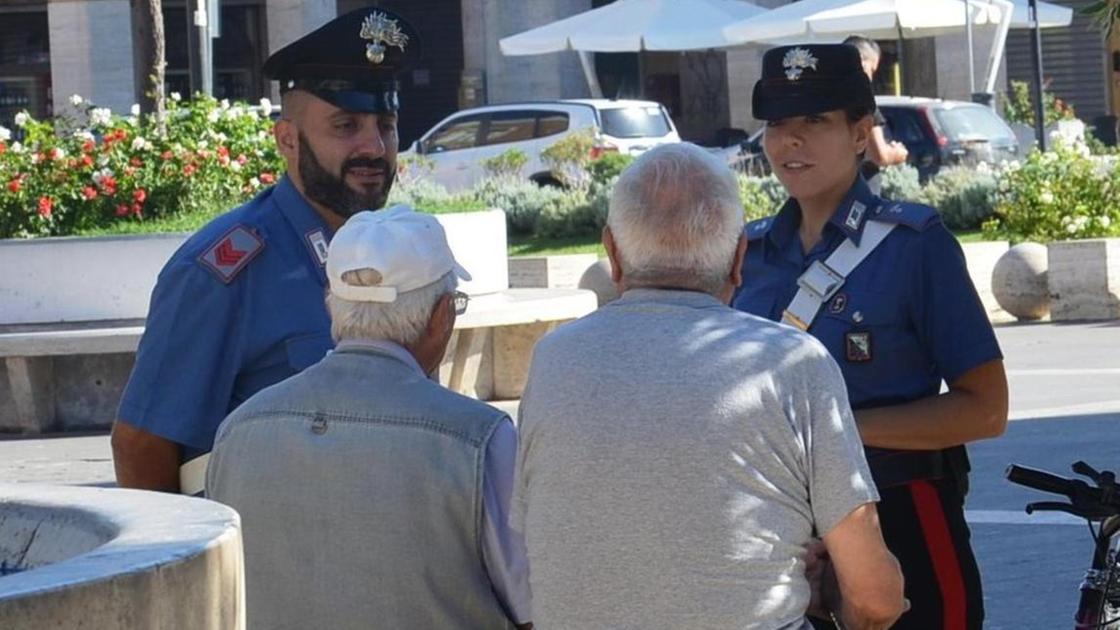 Vede ladro in azione, consigliere salva un anziano