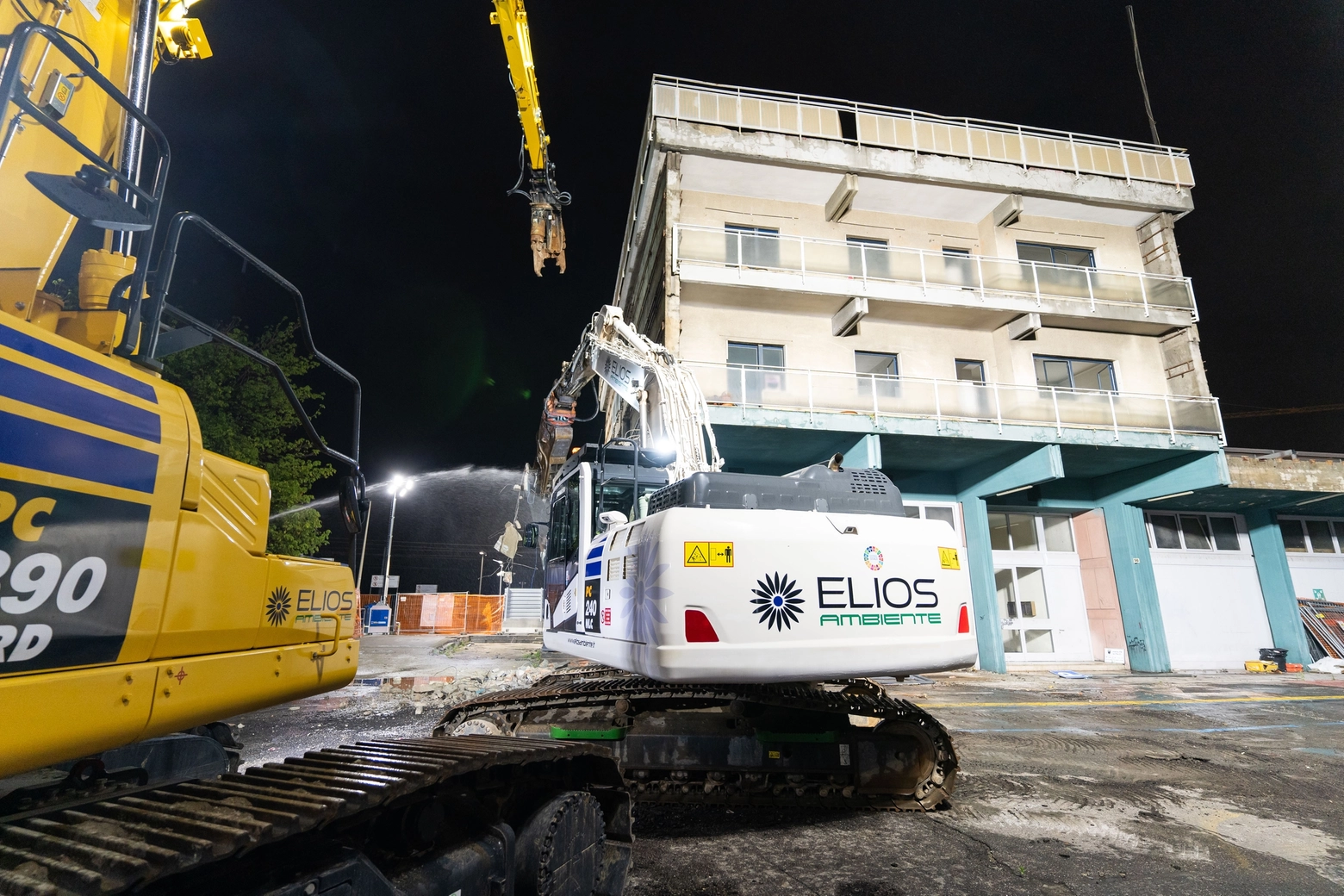 La demolizione dell'ex palazzina dei dipendenti Fs a Sesto