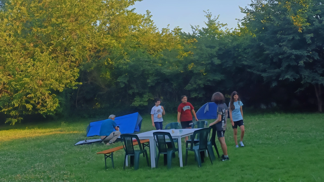 La seconda edizione di "Ticket to the moon-Hotel natura" a Pozzo ha registrato il tutto esaurito. Un'esperienza educativa per ragazzi tra i 10 e i 14 anni, con laboratori sull'ambiente, cena autogestita e pernottamento in tenda. Un'occasione per imparare valori come la condivisione e la cura dell'ambiente, promuovendo nuovi legami e un'esperienza indimenticabile.