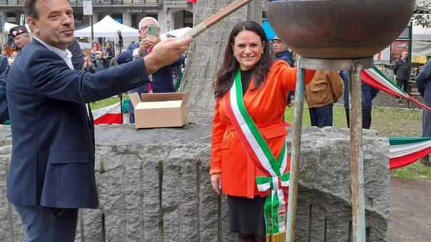 L’accensione del «braciere dell’amicizia» La sindaca Elisa Balconi con il sindaco della città croata di Novigrad Anteo Milos