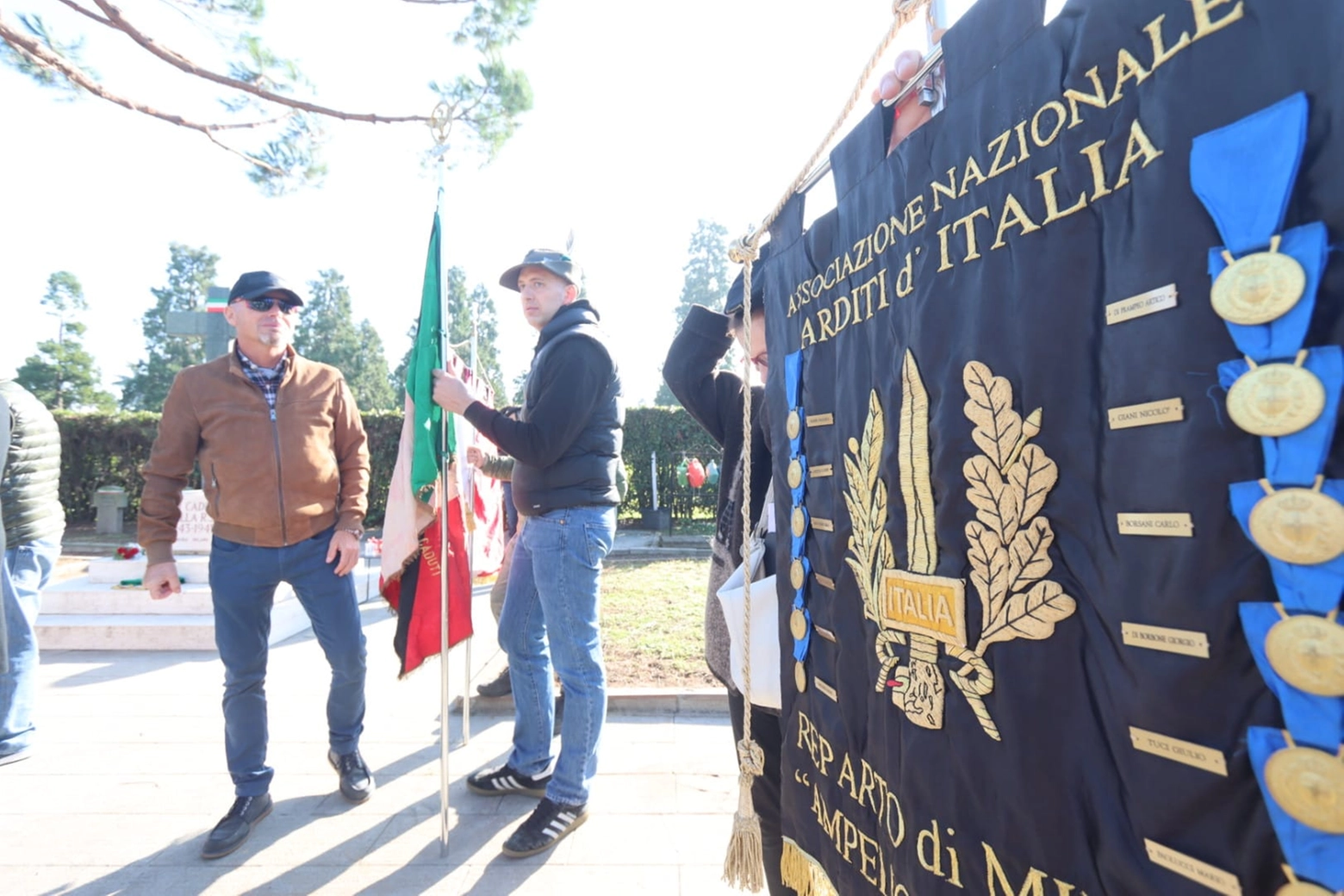 Familiari dei caduti e nostalgici si sono mescolati ai militanti dei movimenti di estrema destra (Salmoirago)