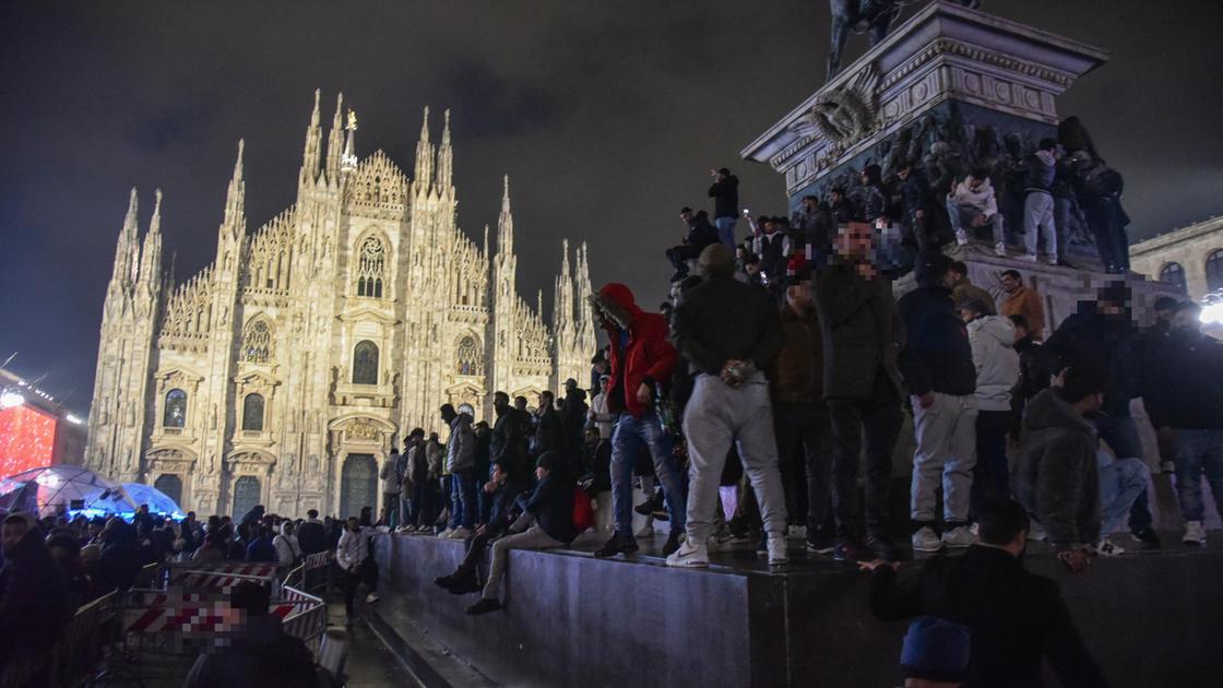 Capodanno a Milano, ecco autori e protagonisti dei video virali su TikTok da piazza Duomo