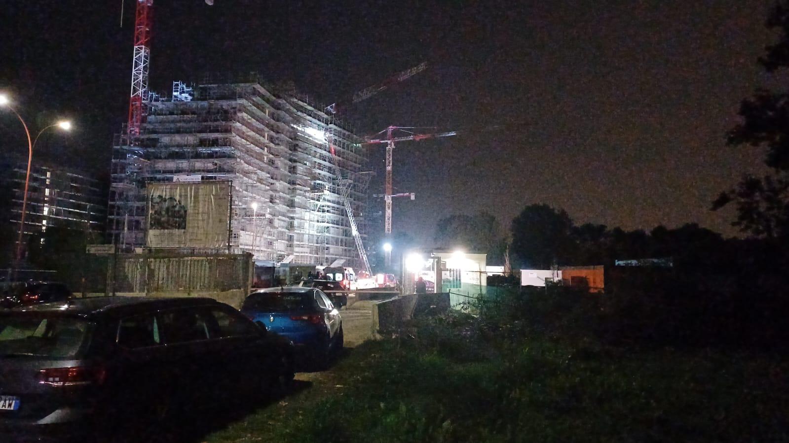 Gli operai del cantiere di Milano 3.0 sono scesi dalla gru: raggiunto l’accordo dopo una giornata di protesta a trenta metri di altezza