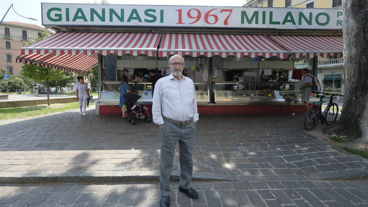 Dorando Giannasi davanti al chiosco di Piazza Buozzi in Porta Romana