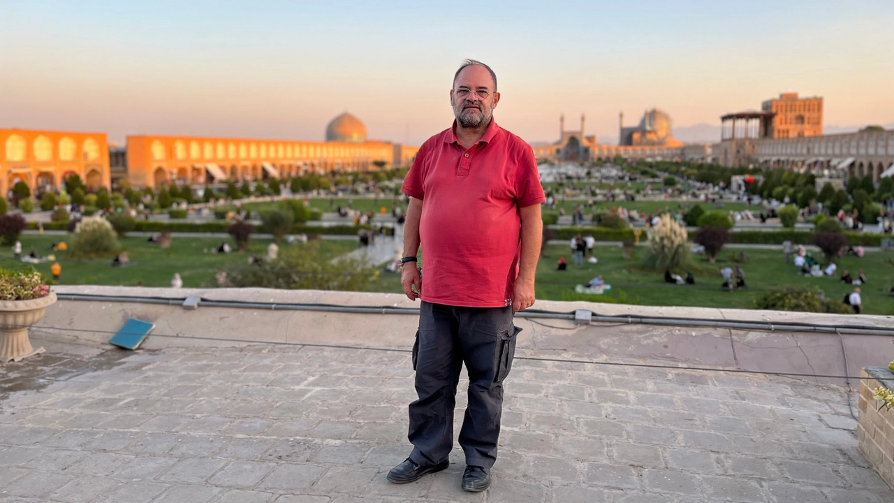 La corriera per il Kurdistan; in alto a destra Bernardo Notarangelo in un ristorante di Hamadan e sotto nella piazza Naqsh-e Jahan di Isfahan. A destra con la sua famiglia