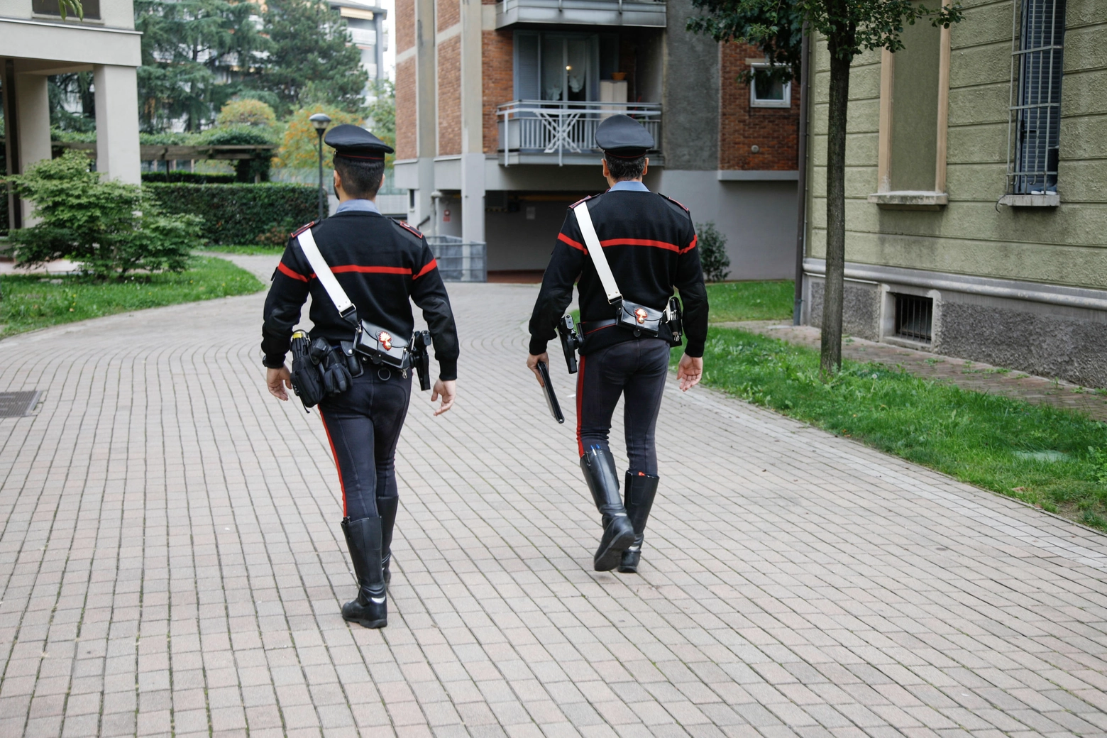 Carabinieri in via 25 Aprile, la strada in cui vive la famiglia al centro dell'episodio (Spf)