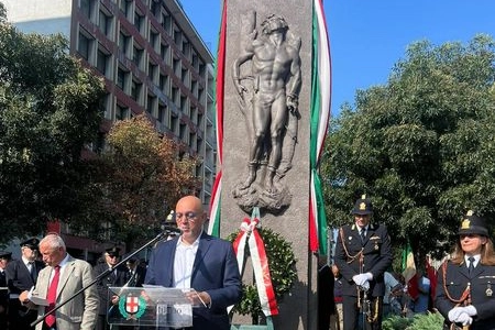 L'assessore regionale Massimo Sertori questa mattina in piazzale Loreto