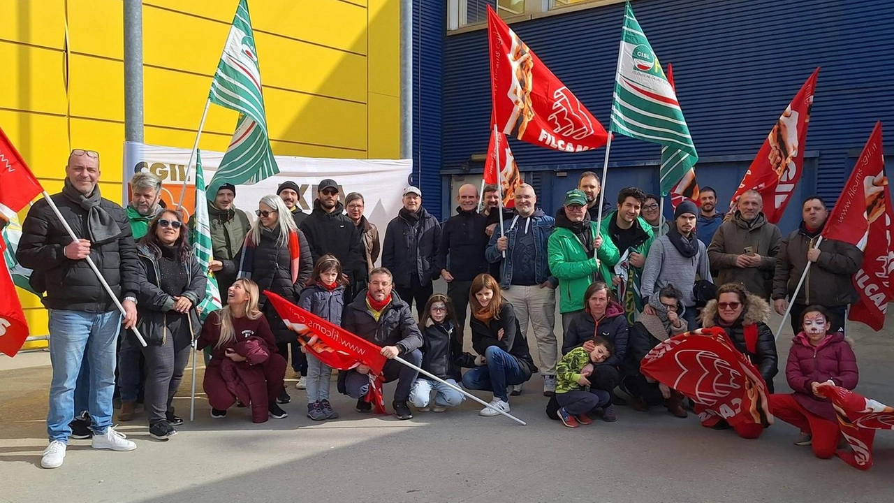 Un gruppo sostenuto da Cgil e Cisl ha manifestato davanti al colosso svedese del mobile Ikea