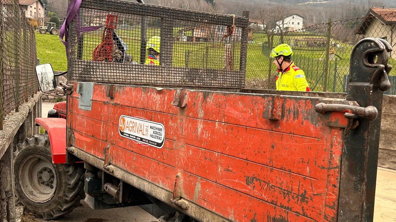 Tragedia a Darfo Boario Terme: uomo trovato morto sotto un trattore ribaltato