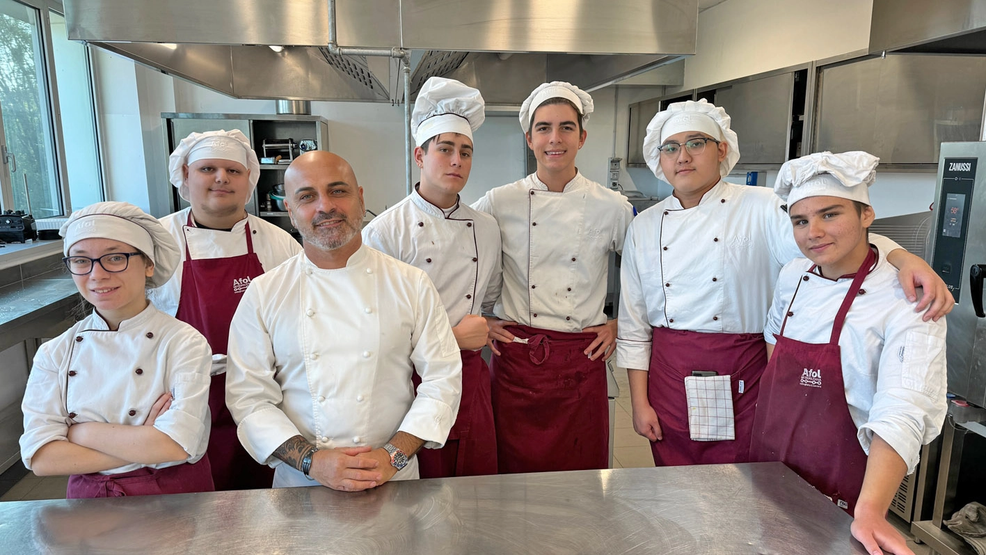 Pieve, lo chef noto per la sua vittoria nel cooking show e per una carriera straordinaria che l’ha visto collaborare con chef stellati del calibro di Antonino Cannavacciuolo e Bruno Barbieri tiene corsi di cucina all’Afol metropolitana