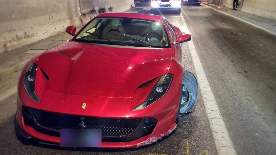 La Ferrari danneggiata dopo l'incidente in galleria