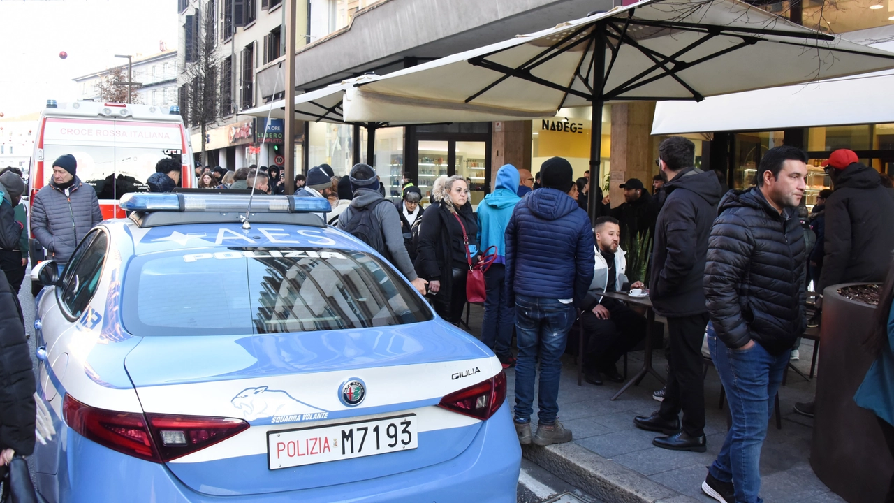 Auto della polizia in via Tiraboschi: al momento del delitto la zona era affollata di passanti (De Pascale)