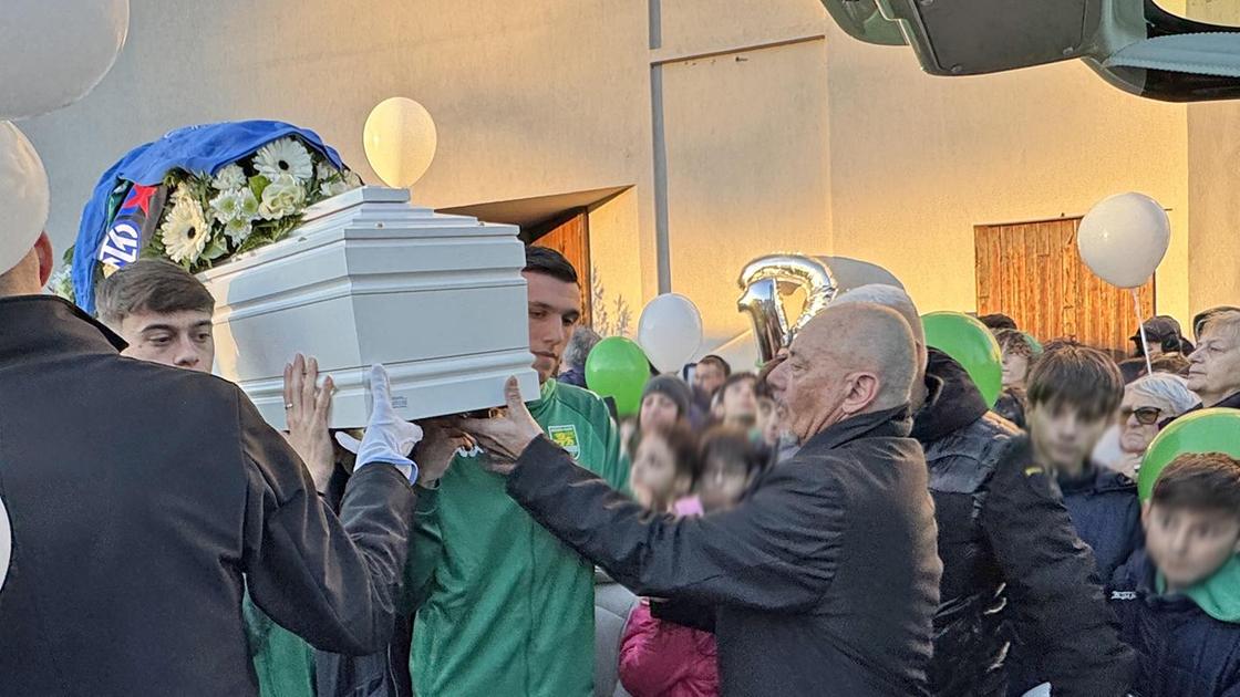 L’addio di Rozzano al piccolo Oscar. I compagni di classe e di calcio:: "Eri un uragano di gioia e vivacità"